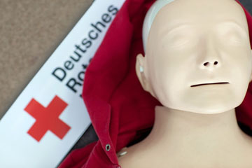 Foto: Der Kopf einer Modellpuppe zum Üben von Erste-Hilfe-Maßnahmen.