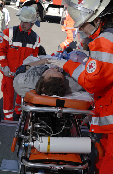 Foto: Sanitäter beim Beatmen eines Verletzten